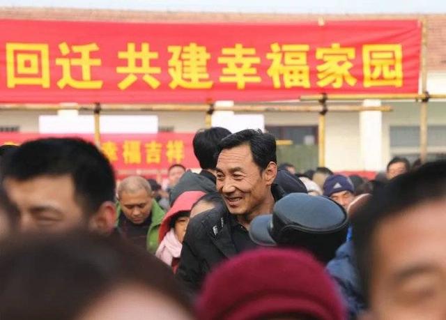 但在工作人員的現(xiàn)場(chǎng)疏導(dǎo)和公證處的見證下