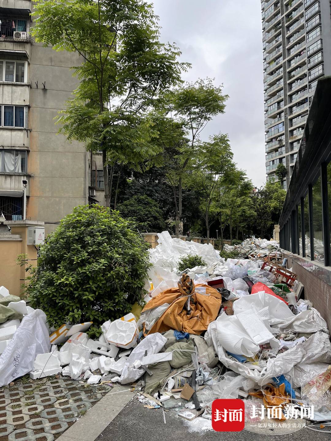 小區物業公司在一區的建筑垃圾堆放點