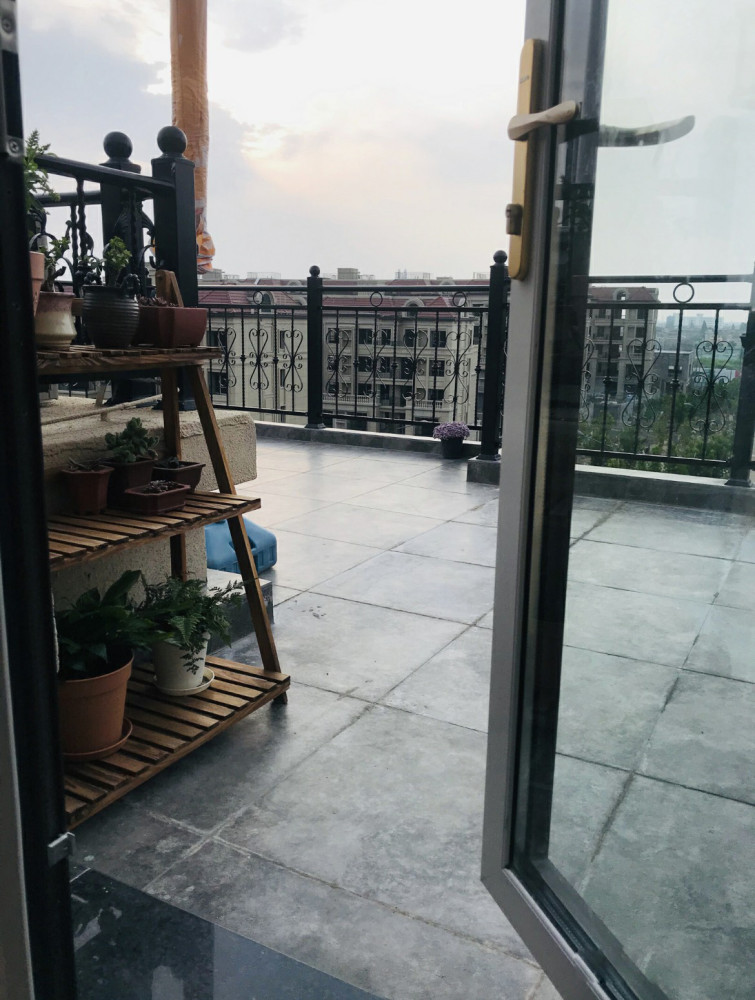 所以每個戶型都設(shè)計(jì)了足夠?qū)挸ǖ年柵_