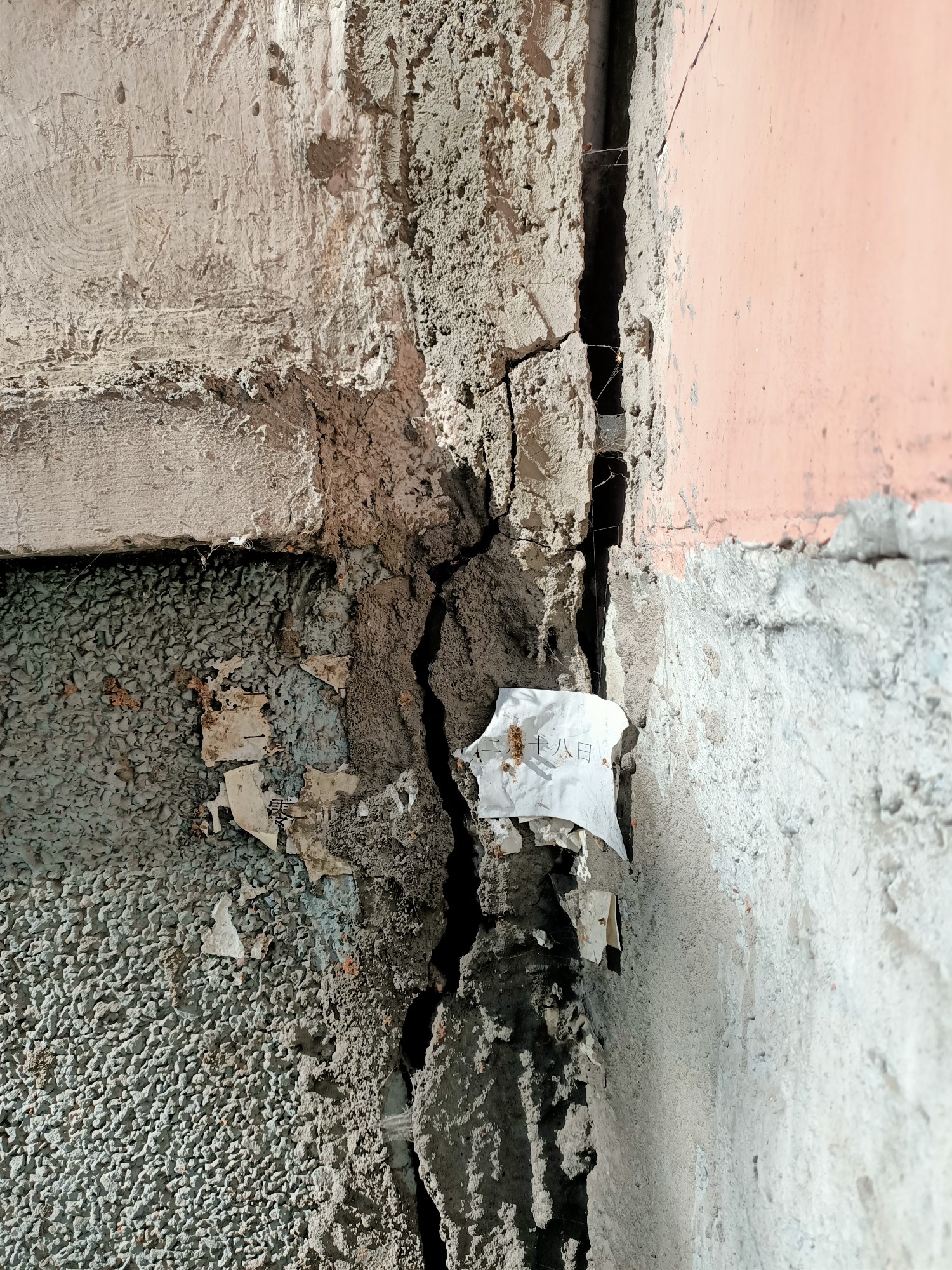 卻發(fā)現(xiàn)房屋裂縫的情況越來越嚴重了