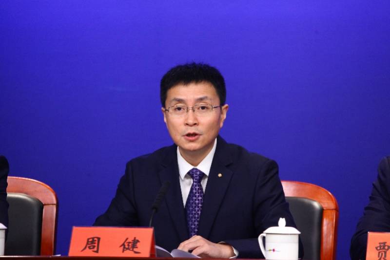 剛剛走出校門的周健加入交通執(zhí)法隊伍