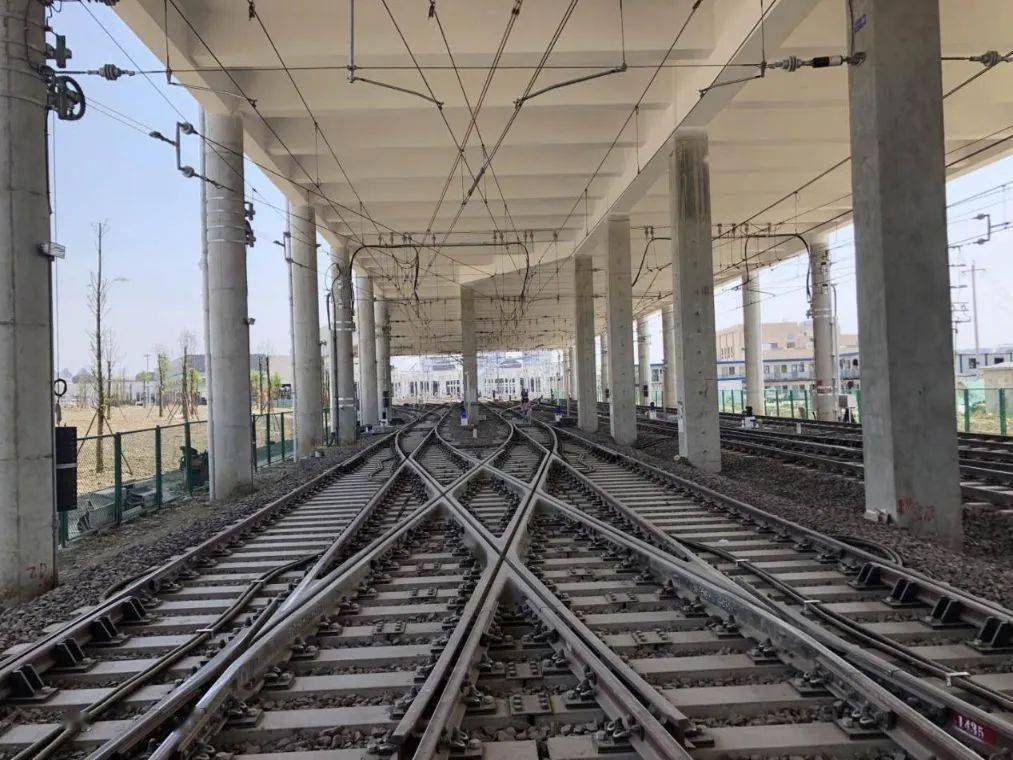 番禺廣場站位于清河?xùn)|路南側(cè)的番禺廣場