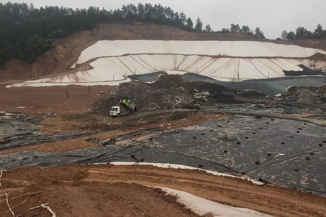 說往墻上鉆個(gè)眼兒都費(fèi)勁