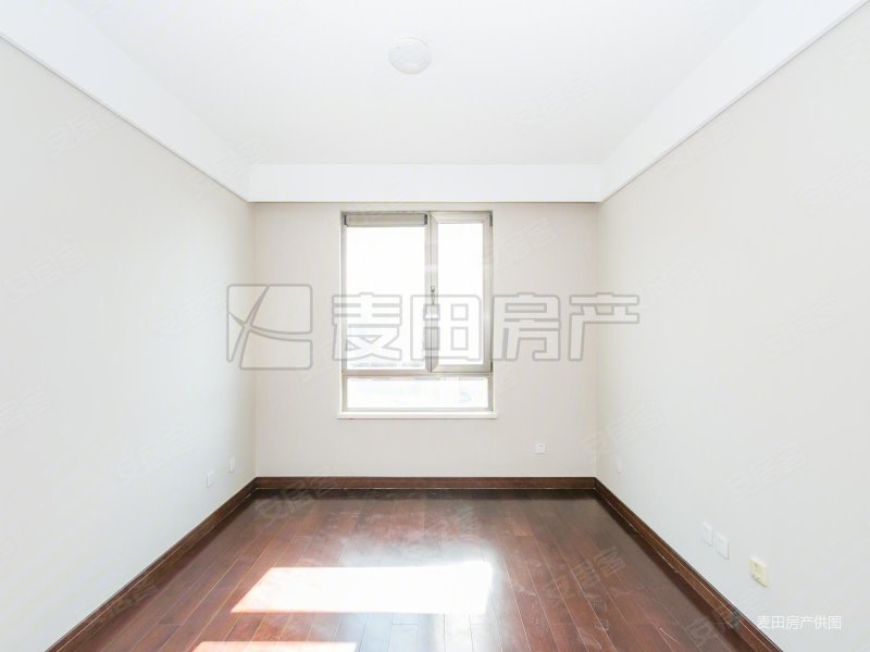 沈陽(yáng)鐵西區(qū)有一套金地名京洋房?jī)删?></img></p>
<p><strong>睡覺(jué)的北京和上班的北京</strong></p>
<p>1、至于房山和豐臺(tái)的“北京”，跟舊城區(qū)二環(huán)路以?xún)?nèi)熱熱鬧鬧的北京相比之下，即使便已宛如兩個(gè)大城市了。</p>
<p>2、北京可能將要分為兩種地方。睡的北京及加班的北京。</p>
<p>3、與“家住回龍觀，下班中關(guān)村”同理的，尚有“家住門(mén)頭溝，加班中關(guān)村”、“家住沙河鎮(zhèn)，加班中關(guān)村”。</p>
<p>4、新舊城在各種優(yōu)勢(shì)資源上的差異性導(dǎo)致了現(xiàn)在青年人的都市生活困局，其劇情必須是現(xiàn)代人在每天上下班這時(shí)候的疲于奔命，順便夢(mèng)境著北京這座超一線衛(wèi)星城何時(shí)可以容許他們已經(jīng)結(jié)束三線衛(wèi)星城的勞作。</p>
<p>5、便連北京一位住建部高級(jí)官員也曾說(shuō)過(guò)“學(xué)術(shù)研究推斷，這類(lèi)珠江是失利的”。</p>
<p>6、他們回到家，可能會(huì)回憶起《空間的詩(shī)學(xué)》里面巴什拉溫馨竟詩(shī)意的話(huà)語(yǔ)。</p>
<p>7、“所有的避難所，所有的藏身之處，所有的房間，都有共同的時(shí)空商業(yè)價(jià)值”，“迎春護(hù)佑著心愿，家廟維護(hù)著快樂(lè)家，玉蘭讓我們需要在寧?kù)o中作夢(mèng)。</p>
<p><strong>楊家堡的村民可以低價(jià)購(gòu)買(mǎi)</strong></p>
<p>1、村集體金融資產(chǎn)評(píng)估結(jié)果，總資產(chǎn)除了1.4億。這些股權(quán)剩余定量，籌組企業(yè)化互助社，以后居民可享有股息。</p>
<p>2、大望京村的騰退不論是從經(jīng)濟(jì)發(fā)展賠償金，鄉(xiāng)親們征用，未來(lái)日常生活維護(hù)等各個(gè)層面都做得較為完善，獲得了良好的美譽(yù)度。</p>
<p>3、而這能不能正式成為一些地方聯(lián)邦政府投身世界經(jīng)濟(jì)規(guī)劃和城市建設(shè)的一個(gè)領(lǐng)跑者，也是他們熱議的一個(gè)熱點(diǎn)話(huà)題。</p>
<p>4、創(chuàng)立和諧道德，百姓的美譽(yù)度所以是首要任務(wù)。</p>
<p>5、在和李凱的寒暄中，本報(bào)記者獲知，于麗給他這套房子的建議是樓盤(pán)收盤(pán)時(shí)再繳納她15萬(wàn)元。</p>
<p>6、雖然歸屬于回遷房，楊家堡的鄉(xiāng)親們可廉價(jià)買(mǎi)回。</p>
<p>7、李凱粗略的夠了一下，一平米大約5500元左右，相較在自然地理右側(cè)與周邊的房?jī)r(jià)上漲，這個(gè)商品價(jià)格還算恰當(dāng)。</p>
<p>8、這種情形在楊家堡相當(dāng)普遍。呢是為什么村民們掛著便宜的新房子不買(mǎi)而要轉(zhuǎn)售呢。</p>
<p><img src=