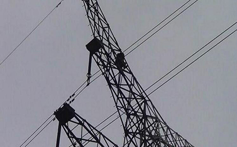 一條即將架設的高壓線從小區門前穿過