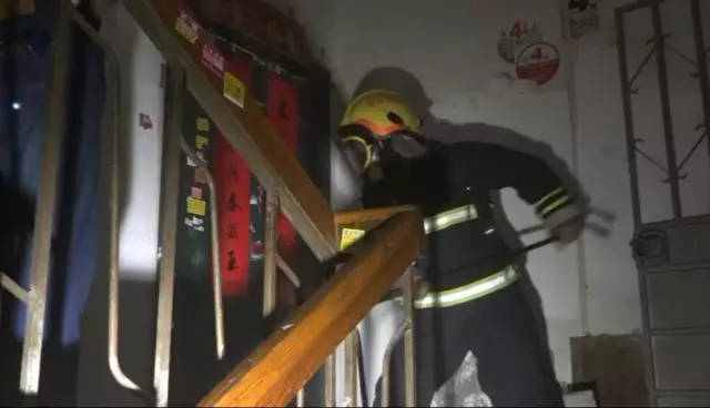 再次想起了父親不肯將房屋過戶給他一事