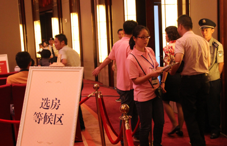 在青石街片區安置房的選房確認現場